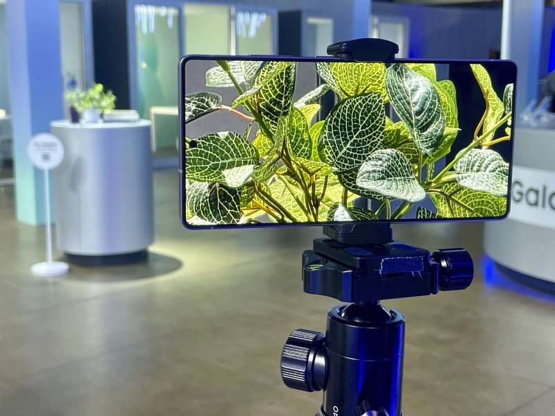 [새너제이=AP/뉴시스] 지난 21일(현지 시간) 미 캘리포니아주 새너제이 SAP 센터에서 삼성전자 미디어 프리뷰 행사가 열려 고급 카메라와 인공지능(AI) 기능을 탑재한 갤럭시 S25 시리즈가 공개되고 있다. 2025.01.23.