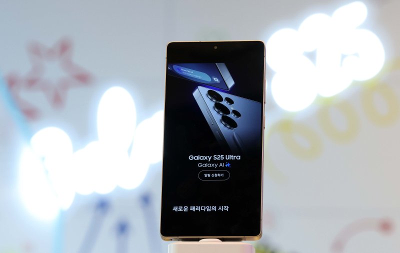 [서울=뉴시스] 고범준 기자 = 23일 오후 서울 마포구 KT플라자 홍대애드샵플러스점에 삼성전자 갤럭시 S25 제품이 놓여 있다. 삼성전자 '갤럭시 S25 시리즈' 사전 판매는 오는 24일부터 2월 3일까지 진행하며 기본형과 플러스, 울트라 총 3개 모델로 내달 7일 국내에 공식 출시된다. 2025.01.23. bjko@newsis.com
