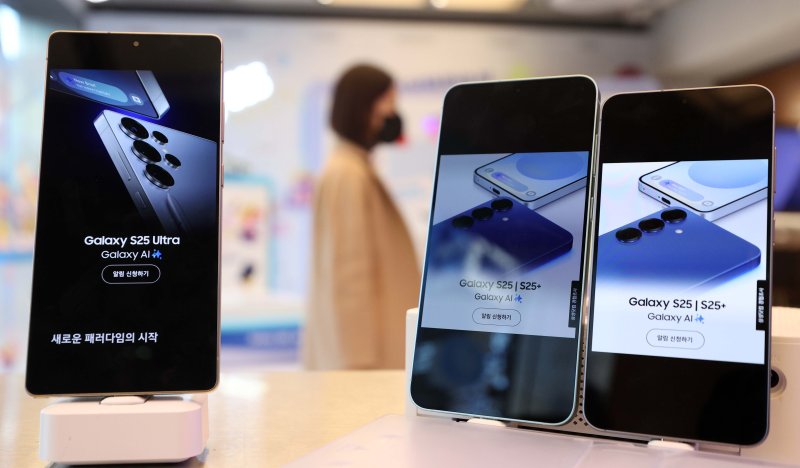 [서울=뉴시스] 고범준 기자 = 23일 오후 서울 마포구 KT플라자 홍대애드샵플러스점에 삼성전자 갤럭시 S25 제품이 놓여 있다. 삼성전자 '갤럭시 S25 시리즈' 사전 판매는 오는 24일부터 2월 3일까지 진행하며 기본형과 플러스, 울트라 총 3개 모델로 내달 7일 국내에 공식 출시된다. 2025.01.23. bjko@newsis.com