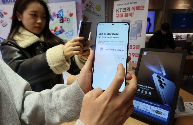 [서울=뉴시스] 고범준 기자 = 23일 오후 서울 마포구 KT플라자 홍대애드샵플러스점에서 직원이 삼성전자 갤럭시 S25 제품을 살펴보고 있다. 삼성전자 '갤럭시 S25 시리즈' 사전 판매는 오는 24일부터 2월 3일까지 진행하며 기본형과 플러스, 울트라 총 3개 모델로 내달 7일 국내에 공식 출시된다. 2025.01.23. bjko@newsis.com