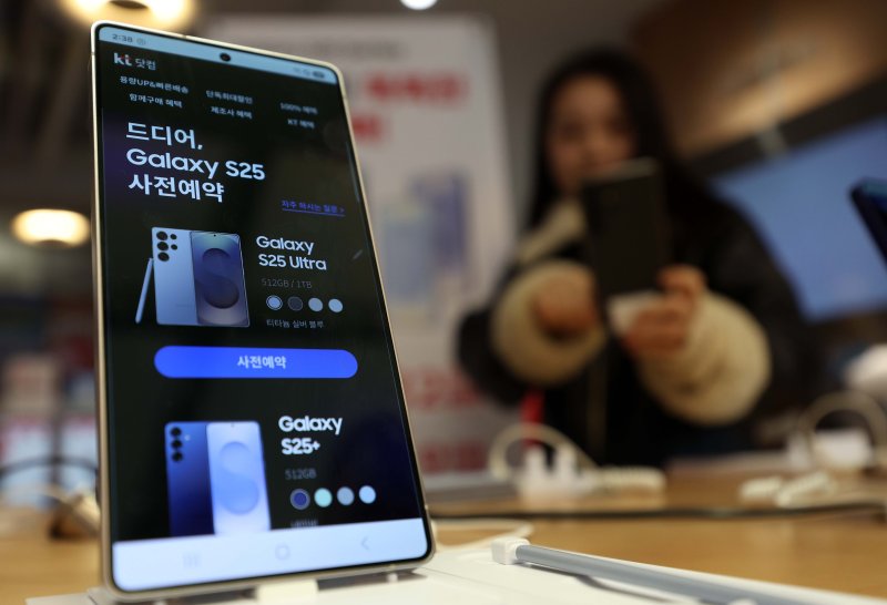 [서울=뉴시스] 고범준 기자 = 23일 오후 서울 마포구 KT플라자 홍대애드샵플러스점에서 직원이 삼성전자 갤럭시 S25 제품을 살펴보고 있다. 삼성전자 '갤럭시 S25 시리즈' 사전 판매는 오는 24일부터 2월 3일까지 진행하며 기본형과 플러스, 울트라 총 3개 모델로 내달 7일 국내에 공식 출시된다. 2025.01.23. bjko@newsis.com