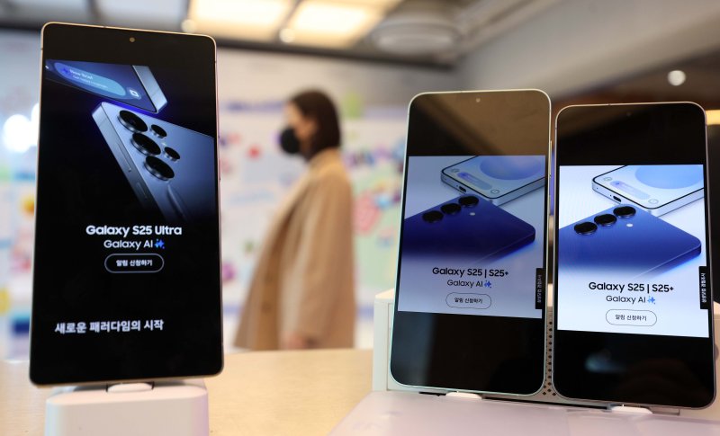 [서울=뉴시스] 고범준 기자 = 23일 오후 서울 마포구 KT플라자 홍대애드샵플러스점에 삼성전자 갤럭시 S25 제품이 놓여 있다. 삼성전자 '갤럭시 S25 시리즈' 사전 판매는 오는 24일부터 2월 3일까지 진행하며 기본형과 플러스, 울트라 총 3개 모델로 내달 7일 국내에 공식 출시된다. 2025.01.23. bjko@newsis.com