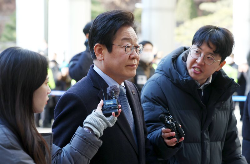 이재명, 선거법 위헌법률심판 제청 검토…'재판 지연' 논란 지속