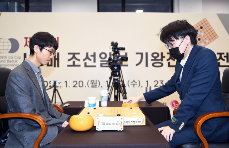 LG배 결승 3번기에서 커제(오른쪽) 반칙패와 기권패가 발생해 논란이 일고 있다. (출처=연합뉴스)