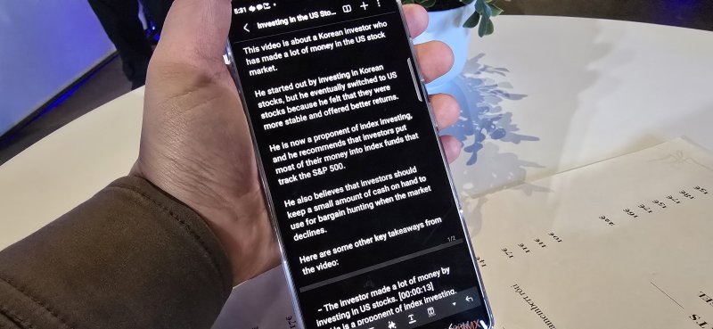 갤럭시 S25에 탑재된 구글 AI '제미나이'가 투자 내용을 다루는 한국어 유튜브 영상 음성을 추출, 영어로 요약해 줬다./뉴스1 ⓒ News1 윤주영 기자