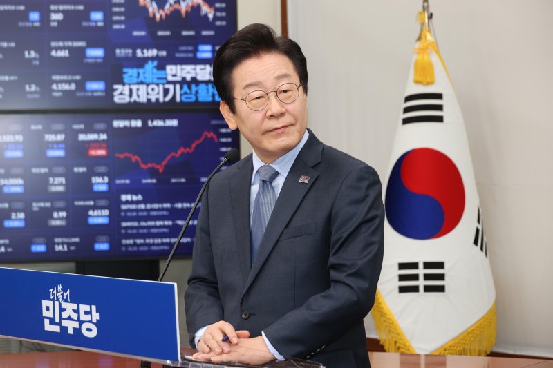 野 신년 기자회견 이재명 더불어민주당 대표가 23일 국회에서 신년 기자회견을 갖고 추가경정예산 편성의 필요성 등 당면 현안에 대해 설명하고 있다. 사진=서동일 기자