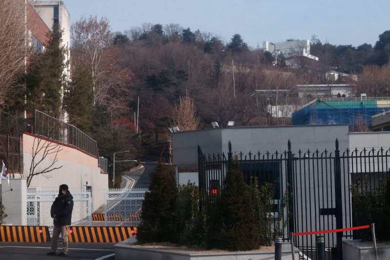 [서울=뉴시스] 김명년 기자 = 고위공직자범죄수사처(공수처)가 대통령실과 관저에 대한 압수수색을 시도한 22일 오후 서울 용산구 한남동 대통령 관저 입구 모습. 2025.01.22. kmn@newsis.com