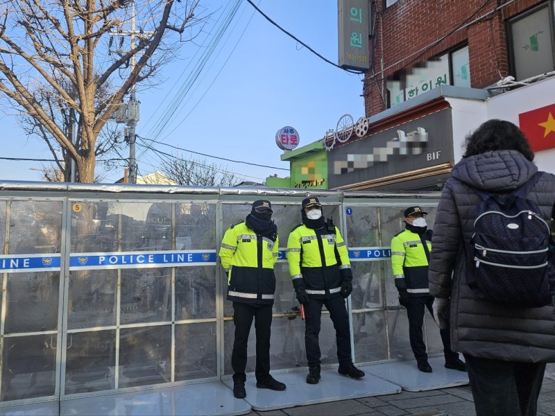 윤석열 대통령 4차 변론기일이 열리는 23일 오전 10시쯤 서울 종로구 헌법재판소로 향하는 길목에 바리케이드가 설치돼 있다. 2025.01.23/뉴스1 ⓒ 뉴스1 장시온 기자