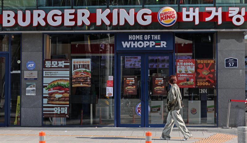 서울 시내 한 버거킹 매장 앞을 시민이 지나고 있다. 뉴시스