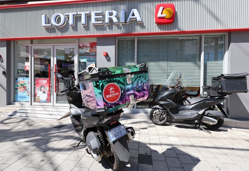 [서울=뉴시스] 이영환 기자 = 23일 서울 시내의 한 롯데리아 앞에 배달 오토바이가 주차되어 있다.롯데GRS가 운영하는 버거 프랜차이즈 롯데리아는 오는 24일부로 오프라인 매장과 배달 서비스의 가격을 분리 운영하기로 결정했다고 23일 밝혔다. 롯데리아 측은 "배달 플랫폼 주문 유입 시 배달 수수료·중개료·배달비 등 제반 비용이 매출 대비 평균 약 30%를 차지하고 있다"며 "무료 배달 서비스 도입으로 향후 발생하는 가맹점들의 비용 부담이 더욱 가중될 것으로 예측되돼 수익성 악화가 예상 된다"는 입장이다.롯데리아 배달 서비스의 제품