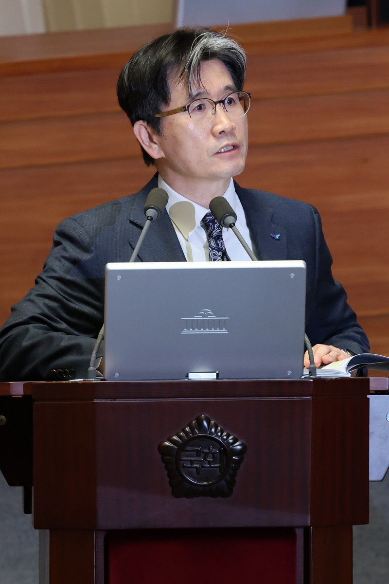 [서울=뉴시스] 조성우 기자 = 오동운 고위공직자범죄수사처(공수처) 처장이 23일 오후 서울 여의도 국회에서 열린 제421회국회(임시회) 제2차 본회의 서울서부지방법원불법적폭동사태관련긴급현안질문에서 송석준 국민의힘 의원 질의에 답변하고 있다. 2025.01.23. xconfind@newsis.com