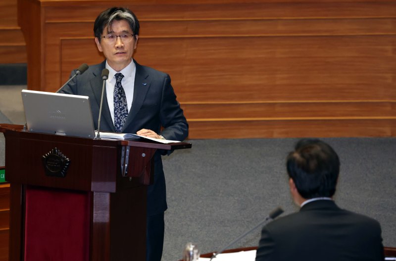 [서울=뉴시스] 조성봉 기자= 오동운 고위공직자범죄수사처 처장이 23일 오후 서울 여의도 국회에서 열린 제421회국회(임시회) 제2차 본회의 서울서부지방법원 불법적폭동사태관련긴급현안질문에서 송석준 국민의힘 의원의 질의에 답변하고 있다. 2025.01.23. suncho21@newsis.com