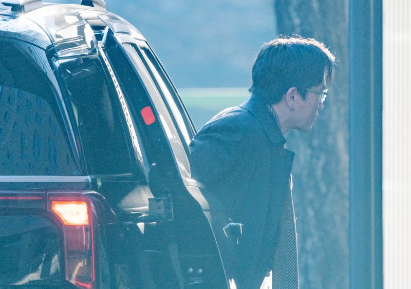 [과천=뉴시스] 김명년 기자 = 오동운 고위공직자범죄수사처(공수처) 처장이 24일 오전 경기 과천시 공수처로 출근하고 있다. 공수처는 전날 윤석열 대통령의 내란혐의 사건을 검찰에 이첩하기로 결정했다. 2025.01.24. kmn@newsis.com