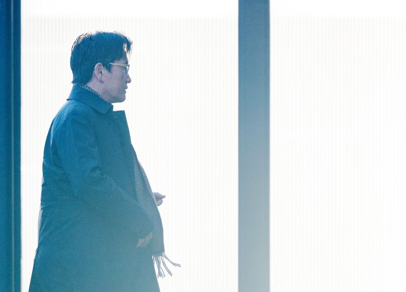 [과천=뉴시스] 김명년 기자 = 오동운 고위공직자범죄수사처(공수처) 처장이 24일 오전 경기 과천시 공수처로 출근하고 있다. 공수처는 전날 윤석열 대통령의 내란혐의 사건을 검찰에 이첩하기로 결정했다. 2025.01.24. kmn@newsis.com