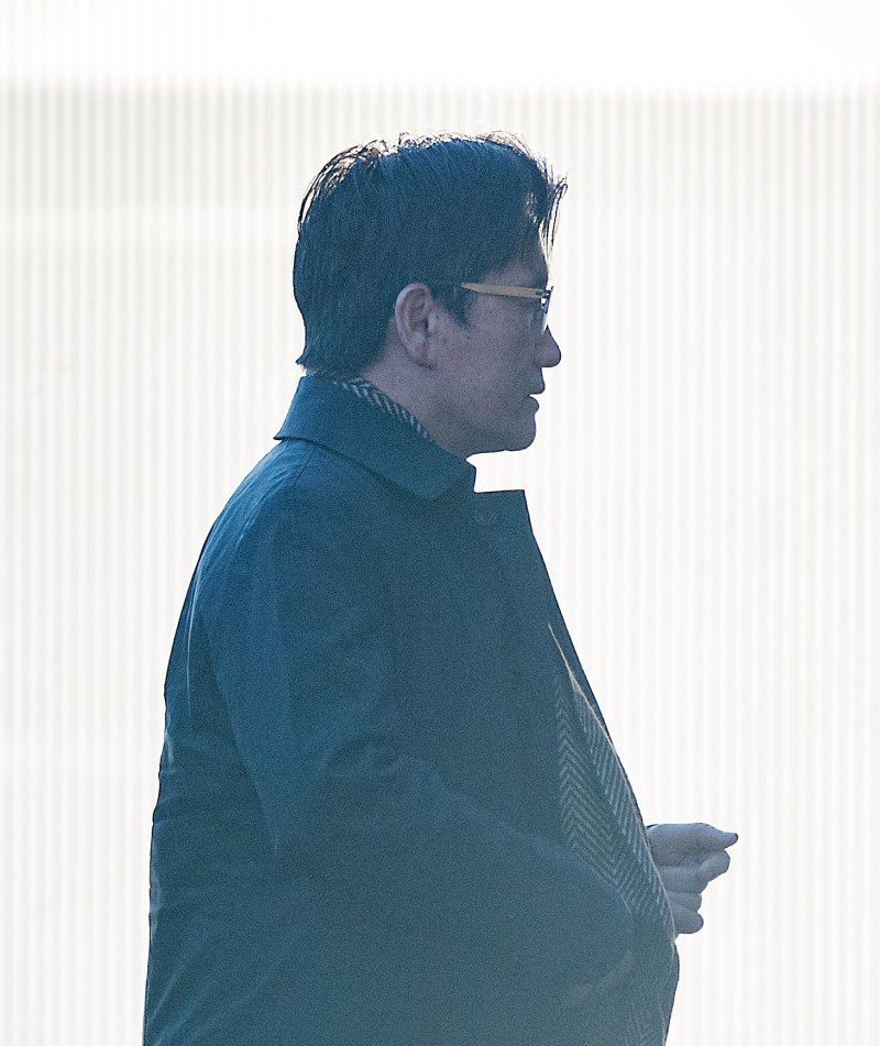 [과천=뉴시스] 김명년 기자 = 오동운 고위공직자범죄수사처(공수처) 처장이 24일 오전 경기 과천시 공수처로 출근하고 있다. 공수처는 전날 윤석열 대통령의 내란혐의 사건을 검찰에 이첩하기로 결정했다. 2025.01.24. kmn@newsis.com