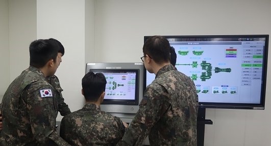 한화시스템이 개발한 함전추진체계 상태기반진단체계를 시험운용하는 해군 교육생 (출처=연합뉴스)