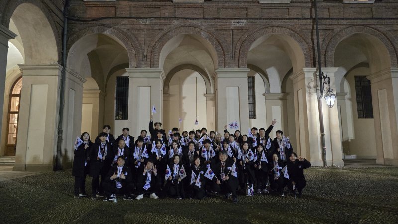 토리노 세계 대학 경기대회에 출전한 한국 선수단이 폐회식 후 기념 촬영을 하고 있다. (대한체육회 제공)