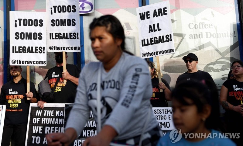 로스앤젤레스에서 불법이민자 추방 정책에 반대하는 시위를 벌이는 활동가들 (출처=연합뉴스)