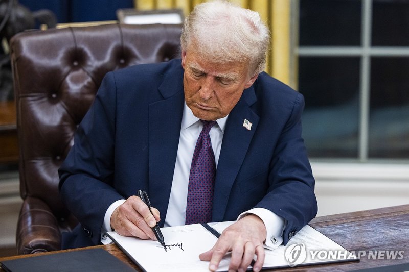 트럼프 ″무제한적 낙태권 허용 안해...행정명령 서명"