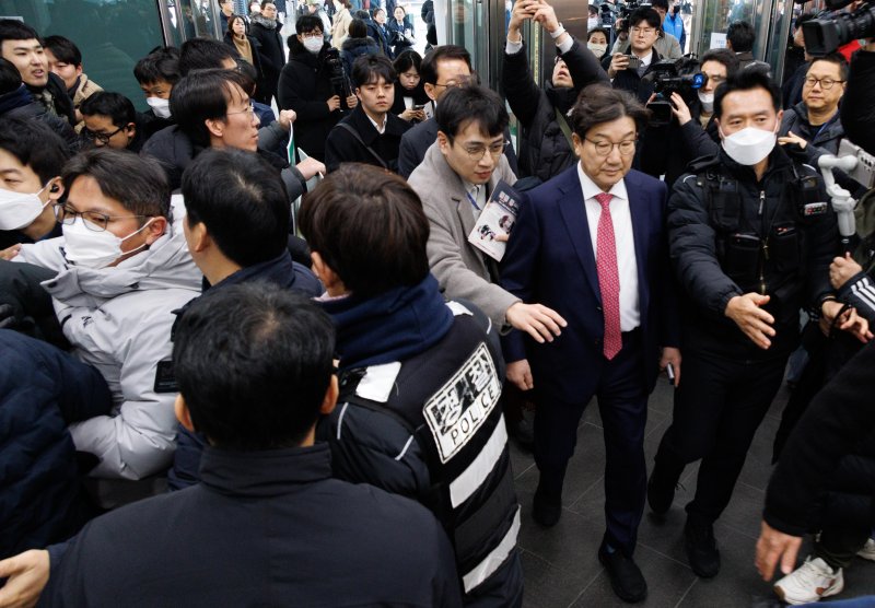 [서울=뉴시스] 고승민 기자 = 권성동 국민의힘 원내대표가 24일 서울역에서 귀성인사를 마치고 나서던 중 시민단체 회원으로부터 항의를 받고 있다. (공동취재) 2025.01.24. photo@newsis.com