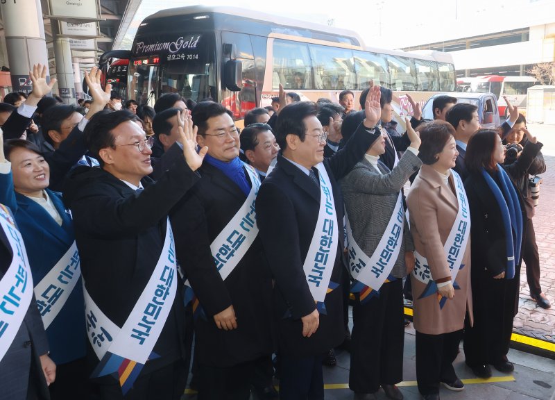 설 귀성길 인사 나선 與野, 시민들 반응 대조적