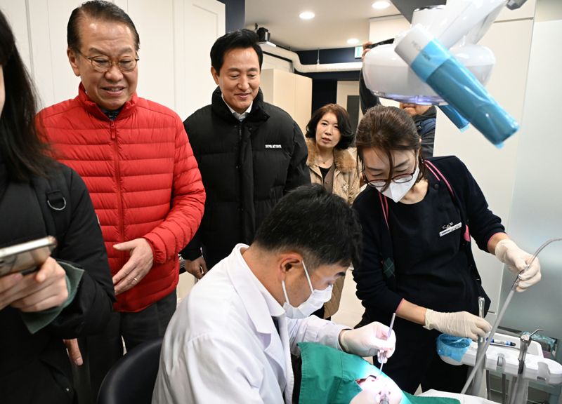 오세훈, 서울역 쪽방촌 찾아 지원 상황 점검…"안전 챙겨달라"