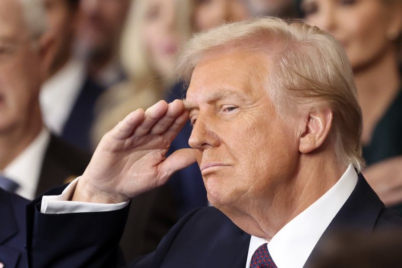 도널드 트럼프 미국 대통령이 지난 20일(현지 시간) 미국 연방의회 의사당 로툰다홀에서 제47대 대통령 취임식을 마친 후 가수 크리스토퍼 마키오가 미국 국가를 부르는 동안 거수경례하고 있다. '잭슨주의'를 천명한 트럼프 대통령은 영토 확장 야욕을 거침없이 드러내고 있다. 사진=뉴시스