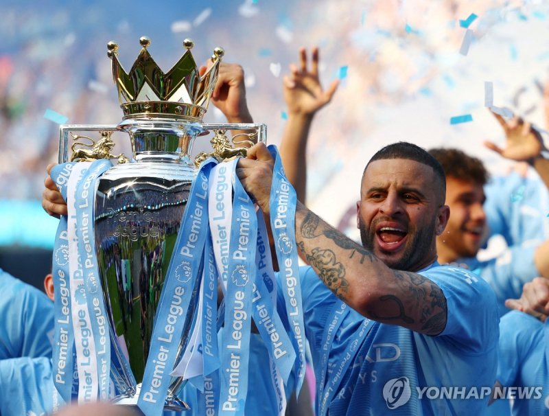 EPL 우승 트로피를 들고 기뻐하는 카일 워커 (출처=연합뉴스)