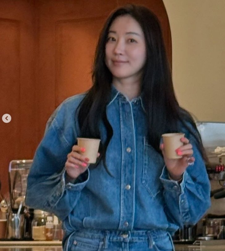 김사랑, 47세에 소화한 초미니스커트…늘씬 허벅지 드러낸 섹시 자태