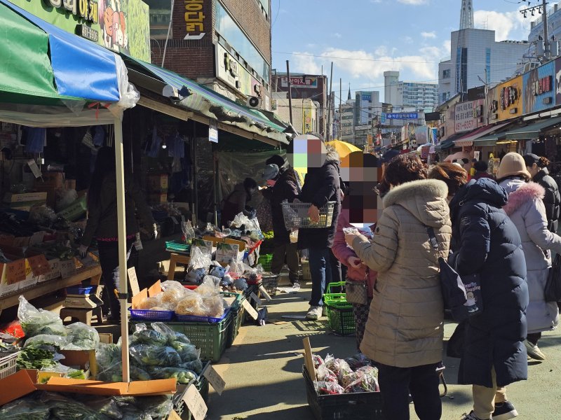 25일 낮 12시쯤 경기 의왕시 삼동 도깨비시장 내 채소 가게에 손님이 다수 몰려 있다. 2025.1.25/뉴스1 ⓒ News1 김기현 기자