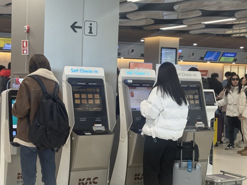 "모처럼 푹 쉬어야죠"…제주·부산 귀성길로 김포공항 '북적'