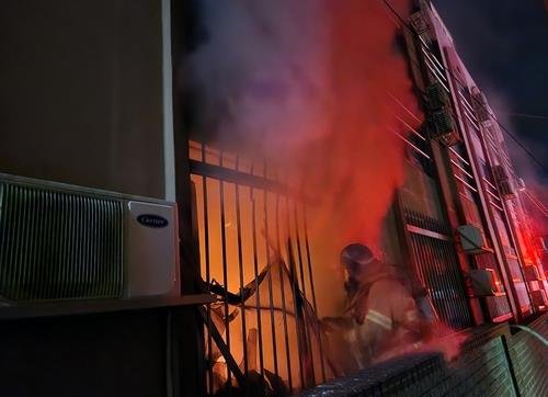 화재 진압 중인 소방관 (출처=연합뉴스)