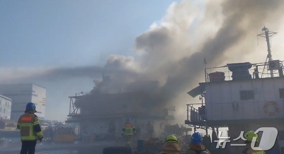 오전 10시 35분쯤 인천 중구 남항부두 인근의 바지선에서 화재가 발생했다. (인천소방본부 제공) 2025.1.25/뉴스1