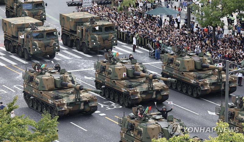 시가행진하는 K-9 자주포 (출처=연합뉴스)