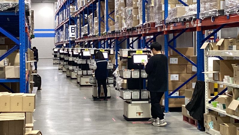 팀프레시 마장센터에서 트위니의 자율주행 물류로봇 '나르고 오더피킹'을 사용해 물류작업을 하고 있다. 트위니 제공