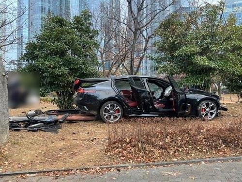 음주운전으로 공원으로 돌진한 승용차 (출처=연합뉴스)