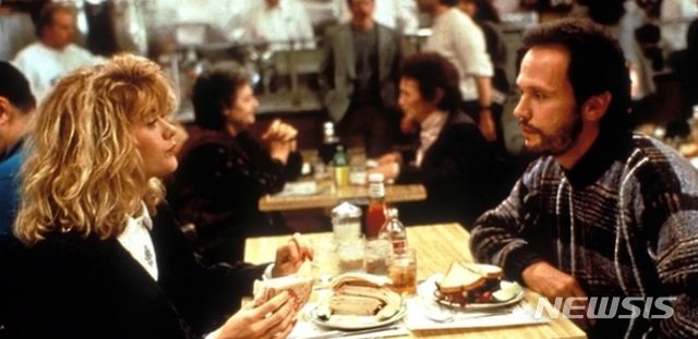 [로스앤젤레스=뉴시스] 영화 '해리가 샐리를 만났을 때'의 주인공 빌리 크리스털과 멕 라이언. 영화 속에서 샐리 올브라이트 역을 맡은 멕 라이언이 가짜로 성적 성적 쾌감을 느끼는 연기를 하며 화제가 된 레스토랑 대화 장면. (사진=콜럼비아 픽처스 캡처) 2019.04.11 *재판매 및 DB 금지