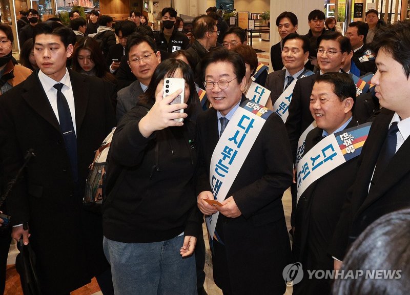 귀성 인사 나선 이재명 대표 (출처=연합뉴스)