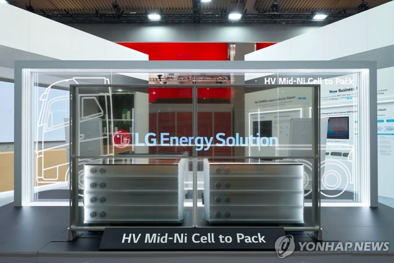 LG엔솔 '파우치형 고전압 미드니켈 CTP' 제품 (출처=연합뉴스)