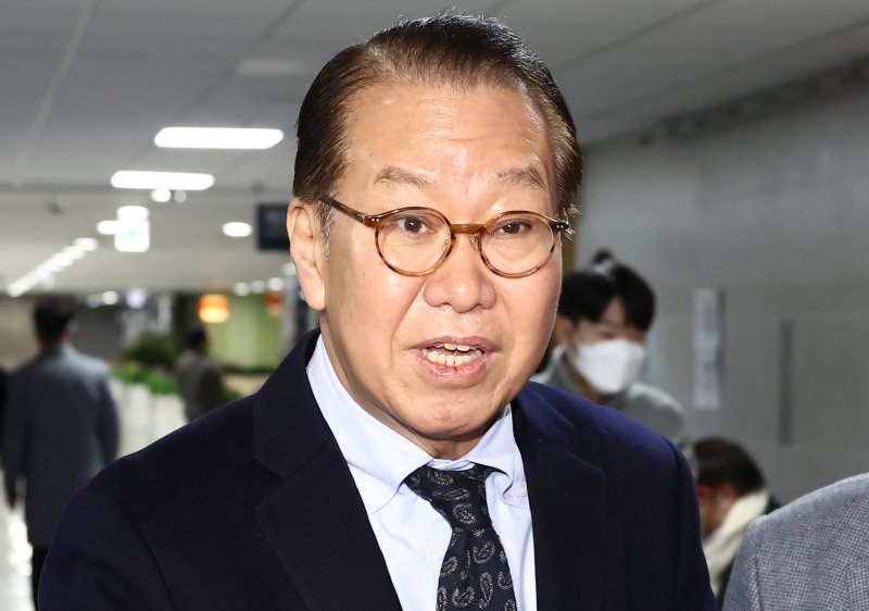 권영세 국민의힘 비상대책위원장이 23일 오전 서울 여의도 국회 의원회관에서 이진숙 방통위원장 탄핵소추 기각과 관련한 취재진 질의에 답변하고 있다. 2025.1.23/뉴스1 ⓒ News1 김민지 기자