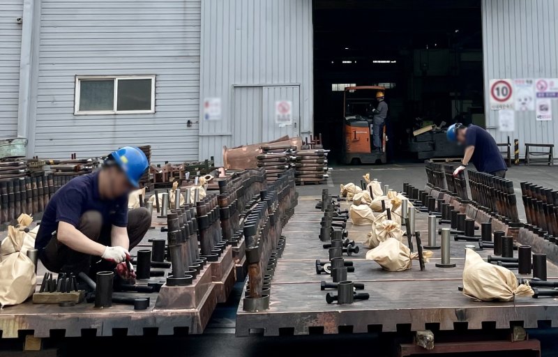 경기도의 한 공장에서 근로자가 생산품을 확인하고 있다. ⓒ News1 이민주 기자