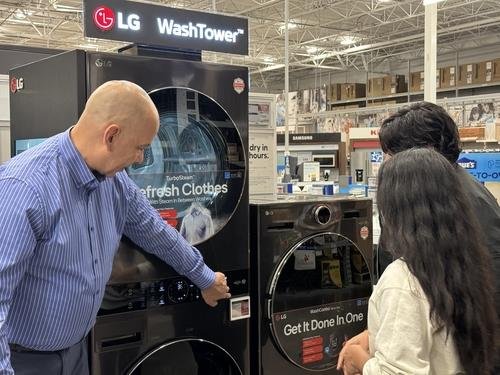 미국 최대 가전 유통채널 '로우스' 라스베이거스 지점에 진열된 LG 워시타워 (출처=연합뉴스)