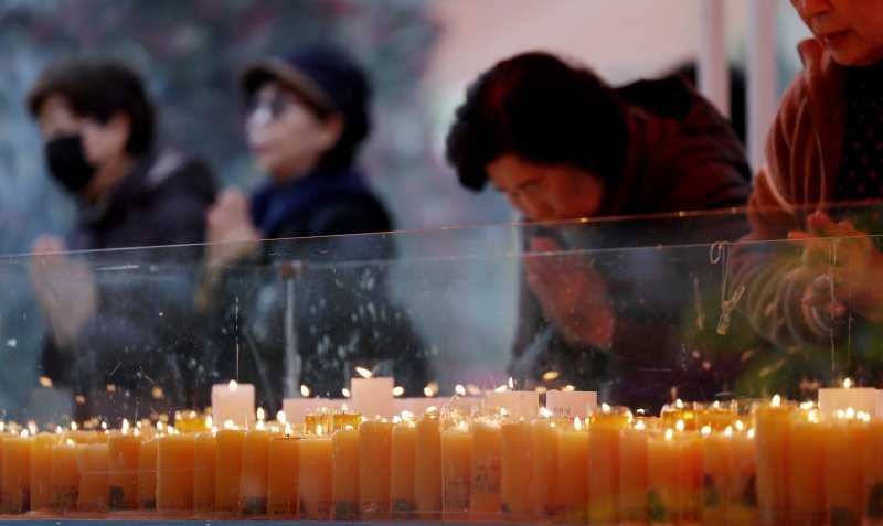 [서울=뉴시스] 김진아 기자 = 2025학년도 대학수학능력시험일인 지난해 11월14일 서울 종로구 조계사를 찾은 신도들이 수험생을 위한 촛불공양을 하고 있다. 2025.01.26. bluesoda@newsis.com