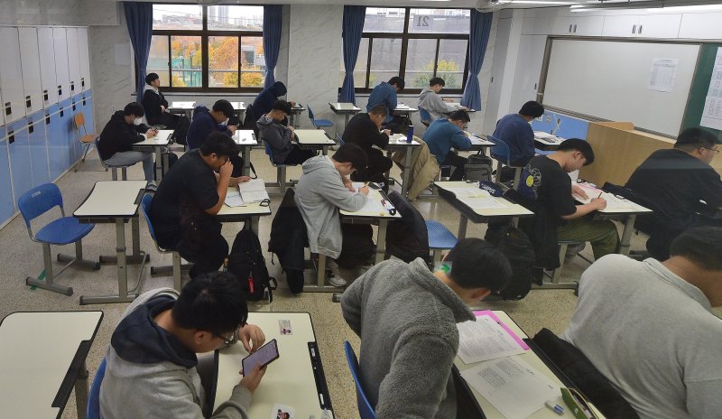 [인천=뉴시스] 전진환 기자 = 2025학년도 대학수학능력시험일인 지난해 11월14일 인천 동구 동산고등학교에 마련된 시험장에서 수험생들이 시험 시작을 기다리고 있다. (공동취재) 2025.01.26. photo@newsis.com