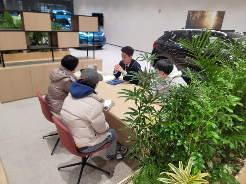 25일 BYD DT네트웍스 수원전시장에서 한 고객이 아토3를 계약하고 있다.