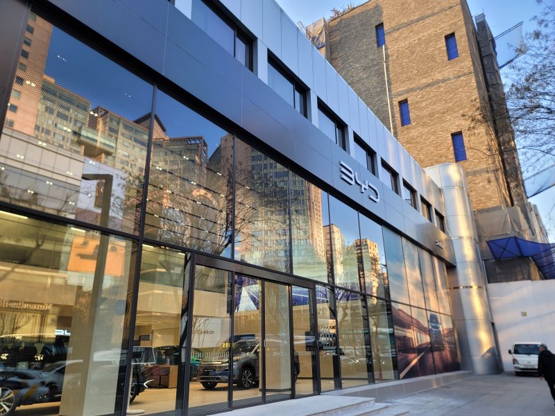 서울 서초구에 위치한 BYD DT네트웍스 서초전시장 전경.