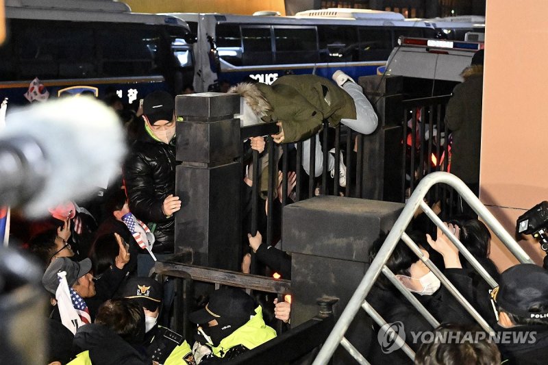 서부지법 담 넘는 윤 대통령 지지자들 (출처=연합뉴스)