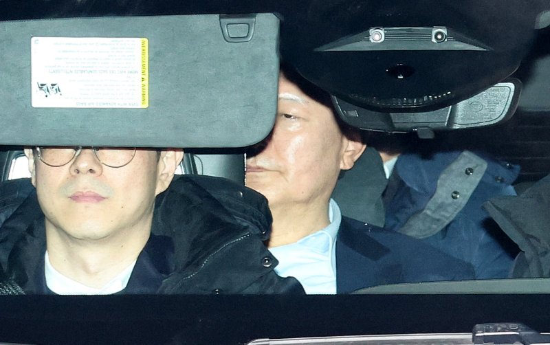 [과천=뉴시스] 전신 기자 = 내란 우두머리와 직권남용 권리행사 방해 혐의로 공수처에 체포된 윤석열 대통령이 15일 경기도 과천 고위공직자범죄수사처(공수처)에서 조사를 마친 뒤 서울구치소로 향하고 있다. 2025.01.15. photo1006@newsis.com