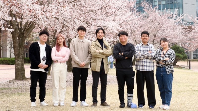 블루마그넷 대표인 UNIST 이기석 교수(가운데)와 연구진 (출처=연합뉴스)