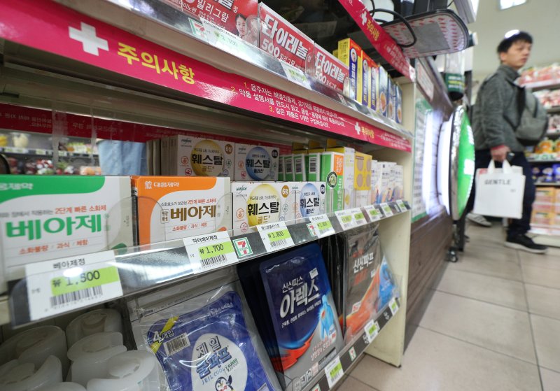 서울의 한 편의점에 일반의약품이 진열되어 있다. 2019.4.3/뉴스1 ⓒ News1 신웅수 기자